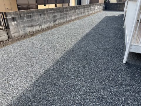 岡山県井原市　Gアパート　防草シート＋砂利敷き工事